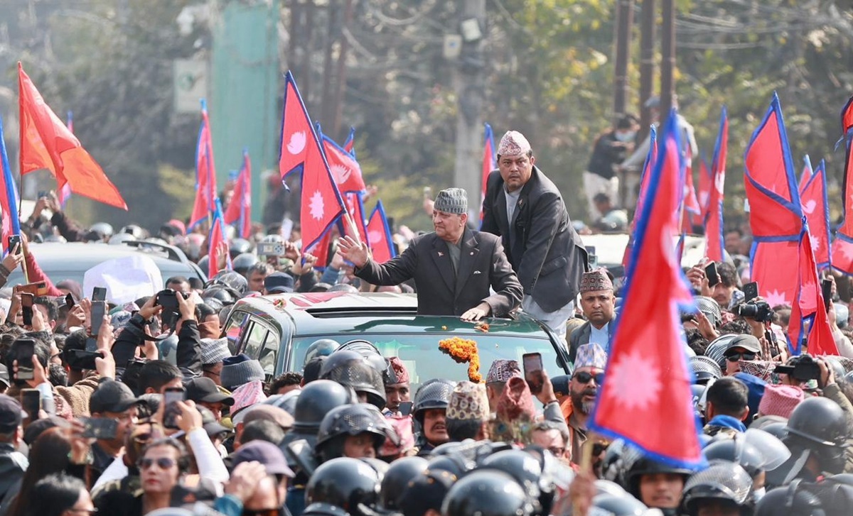 शुभेच्छुकको भिड छिचोल्दै पूर्वराजा ज्ञानेन्द्र विमानस्थलबाट निर्मल निवासतिर