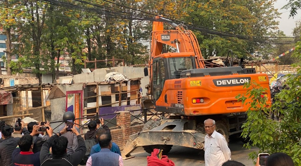 थापाथली सुकुम्वासी बस्तीमा चल्यो डोजर