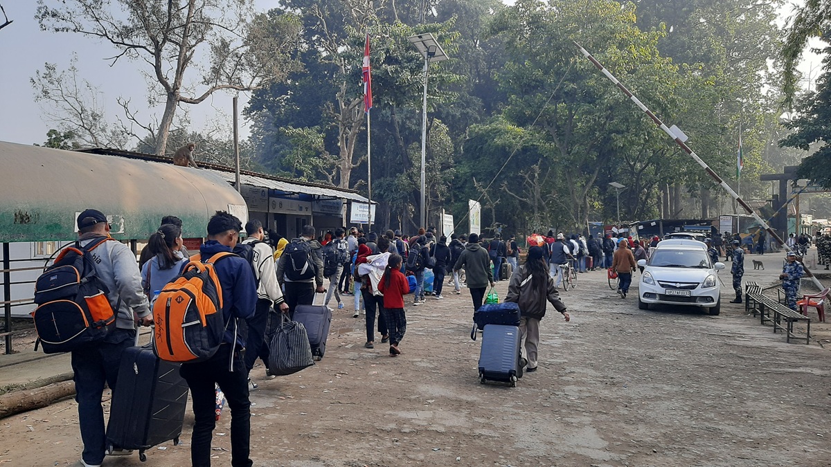 त्रिनगर नाकाबाट रोजगारीका लागि भारततर्फ जानेको भीड