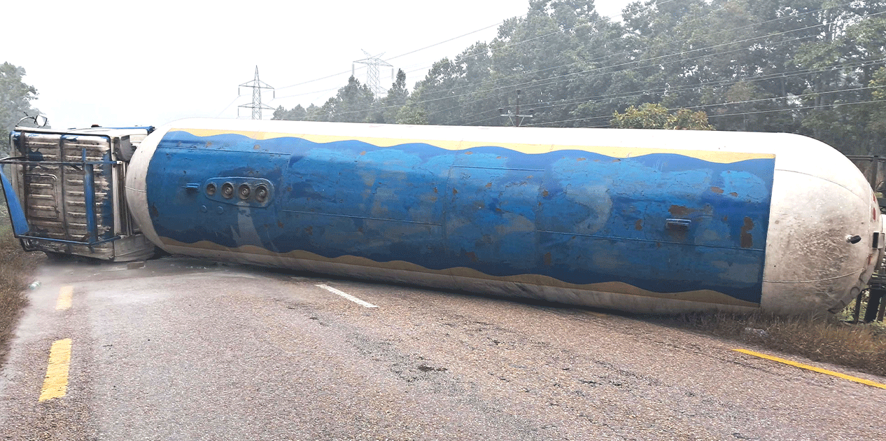 एलपी ग्यास बोकेको ट्यांकर दुर्घटना हुँदा पूर्वपश्चिम महेन्द्र राजमार्ग अवरुद्ध