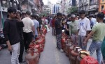 काठमाडौंमा ग्यास अभाव, लाइनमा उपभोक्ता