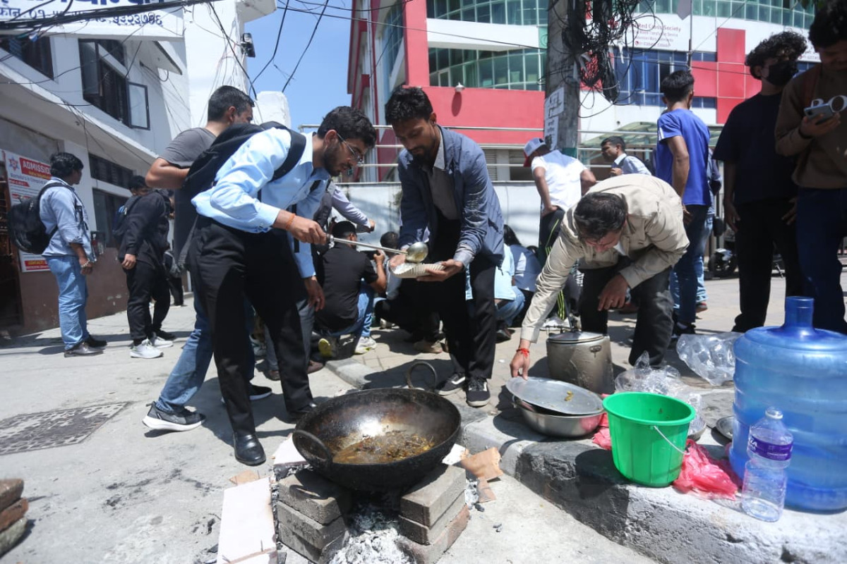 ग्यास अभावको विरोध : विद्यार्थीले सडकमै दाउरामा खाना पकाएर खाए