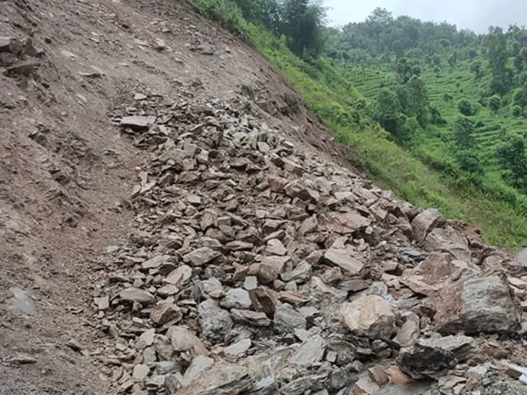 पहिरोले मध्यपहाडी लोकमार्ग अवरुद्ध