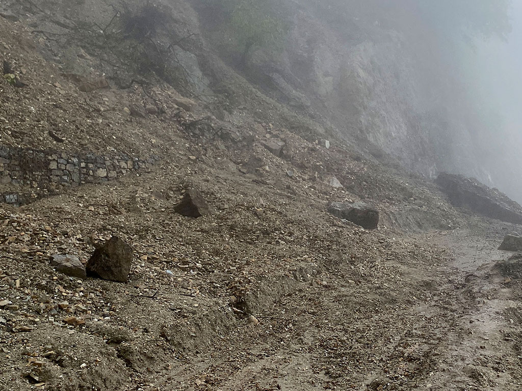 ६ स्थानमा राजमार्ग अवरुद्ध, ४ ठाउँमा एकतर्फी यातायात सञ्चालन