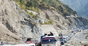 बीपी राजमार्गमा आवागमन बन्द, सवारी साधन होल्ड