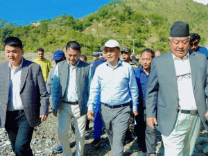 मन्त्री घिसिङले गरे बीपी राजमार्गको अनुगमन