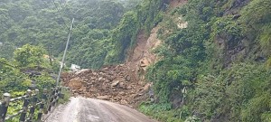 सुक्खा पहिरो खस्दा सडक अवरुद्ध