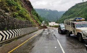 पहिरो र बाढीका कारण देशका विभिन्न राजमार्ग अवरुद्ध
