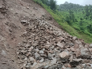 पहिरोले मध्यपहाडी लोकमार्ग अवरुद्ध