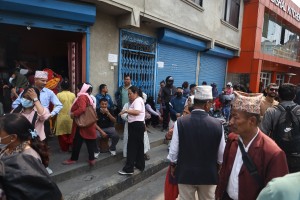 डोजर रोक्न माग गर्दै सुकुम्वासी रास्वपा कार्यालयमा