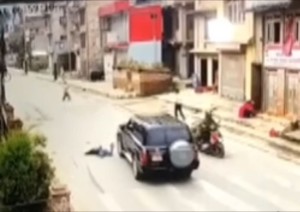 बालिकालाई ठक्कर दिएर मन्त्रीको झण्डावाल गाडी फरार भएपछि...