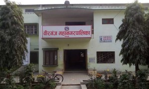 बेवारिसे सवारीसाधन हटाउँदै वीरगञ्ज महानगर