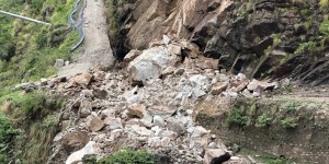 पहिरोले कर्णाली राजमार्ग अवरुद्ध