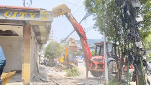 पोखराको फिर्केखोलाका अवैध संरचनामा चल्यो डोजर