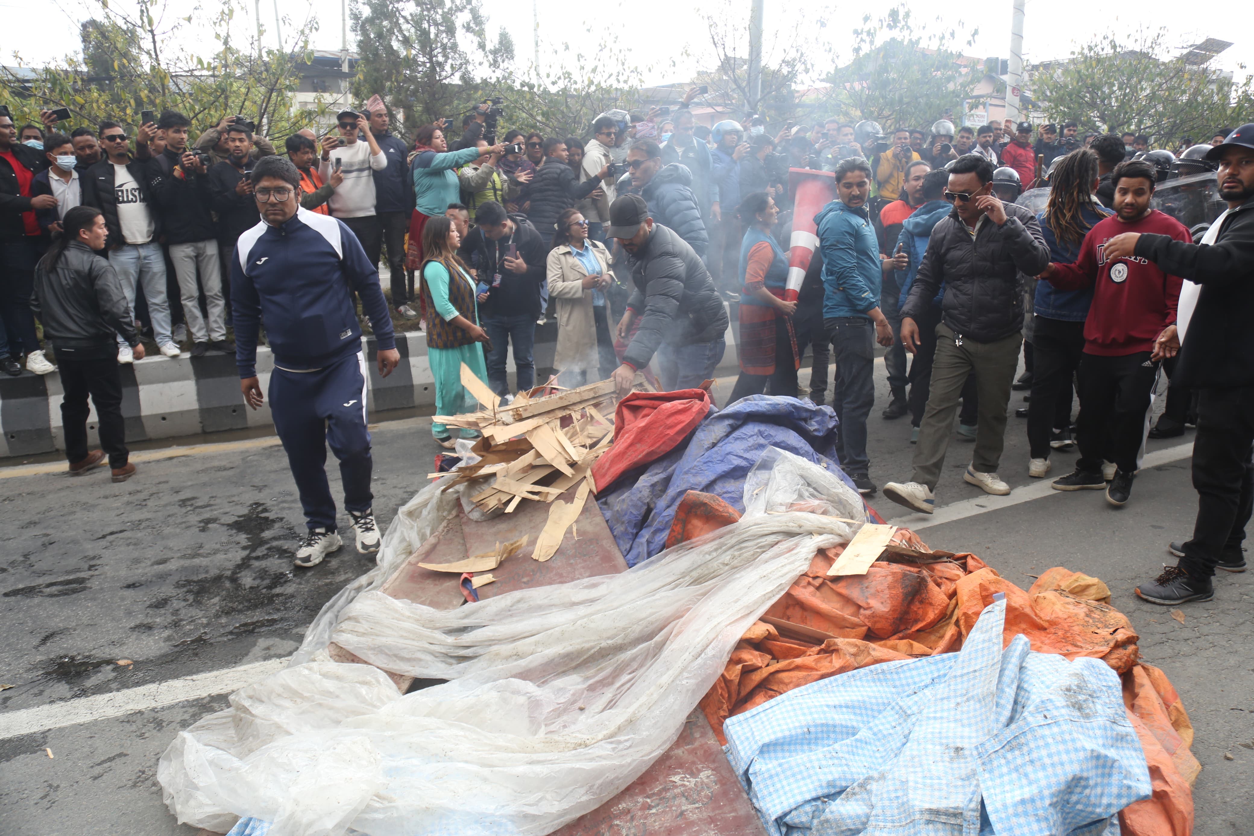 माइतीघरमा एमालेका कार्यकर्ताको प्रदर्शन