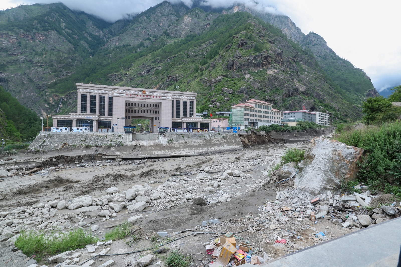 रसुवा बाढी : ११ जनाको शव फेला, १७ अझै बेपत्ता