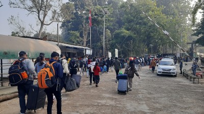त्रिनगर नाकाबाट रोजगारीका लागि भारततर्फ जानेको भीड