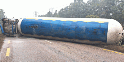 एलपी ग्यास बोकेको ट्यांकर दुर्घटना हुँदा पूर्वपश्चिम महेन्द्र राजमार्ग अवरुद्ध