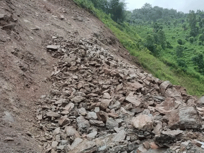 पहिरोले मध्यपहाडी लोकमार्ग अवरुद्ध