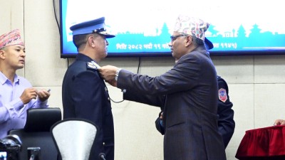 नवनियुक्त आईजीपी खापुङलाई दर्ज्यानी चिह्न प्रदान