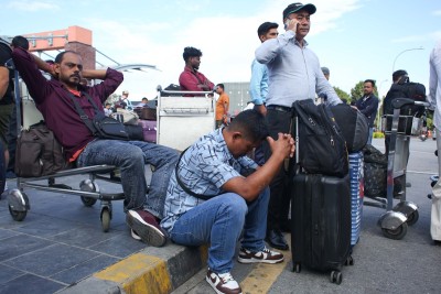 उडान रद्द भएपछि विमानस्थलमा यात्रु अलपत्र