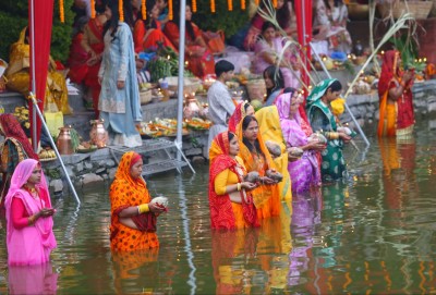 अस्ताउँदो सूर्यलाई दिइयो अर्घ्य