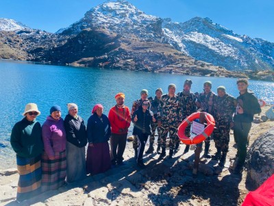 सेनाद्वारा चिसोबाट अस्वस्थ भएका प्रहरीको उद्धार