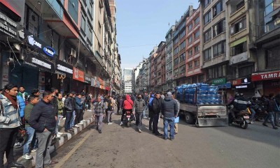 न्युरोडका व्यापारीहरु सटर बन्द गरेर सडकमा