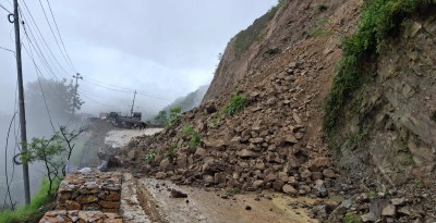 बाढीपहिरोबाट पृथ्वी राजमार्गसहित मुख्यसडक अवरुद्ध