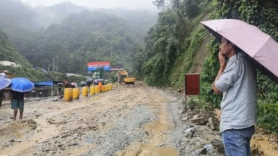 अविरल वर्षा र पहिरोले देशका मुख्य राजमार्ग अवरुद्ध, ५६ स्थानमा उच्च सतर्कता