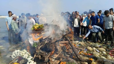 महाकालीको किनारमा विपीनको दाहसंस्कार