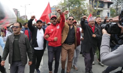 ओली र लेखक पक्राउको विरोधमा माइतीघरमा प्रदर्शन