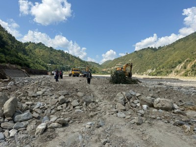 बिपी राजमार्गः ‘ट्र्याक’ खुलाएसँगै मर्मत थालियो