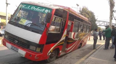 बानेश्वरको सडकमा गुड्दागुड्दैको बस भासियो