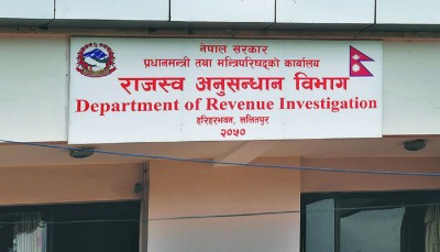 व्यापारी अग्रवालको घरमा राजस्वको छापा, २ करोडसहित ३ जना पक्राउ