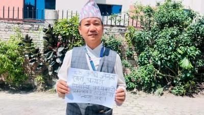 एक्लै उभिएर हर्क साम्पाङको प्रदर्शन, प्रत्यक्ष निर्वाचित कार्यकारी प्रमुखको व्यवस्था गर्न माग