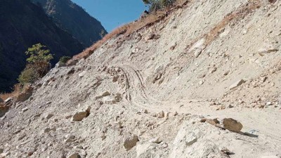 पहिरोले हुम्लाको खच्चा सडक अवरुद्ध