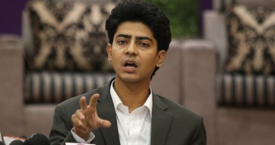 दल घोषणा गर्दै मिराज ढुंगाना