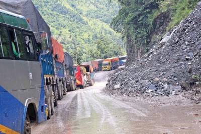 पहिरो पन्छाएपछि नारायणगढ-मुग्लिन सडक सञ्चालनमा