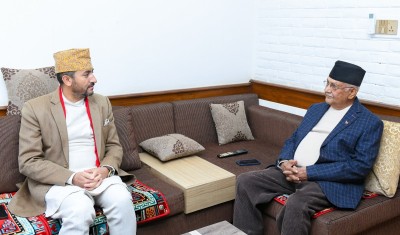 सञ्चारमन्त्री खरेलले भेटे ओली