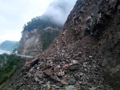 पहिरोले सात राजमार्ग अवरुद्ध