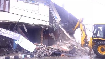 ललितपुर महानगरले भत्कायो न्हुः पोखरीको जग्गा मिचेर बनाइएका घर