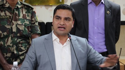 आवासीय चिकित्सकलाई सरकारी आठौं तहको तलब सुविधा दिन स्वास्थ्यमन्त्रीको निर्देशन