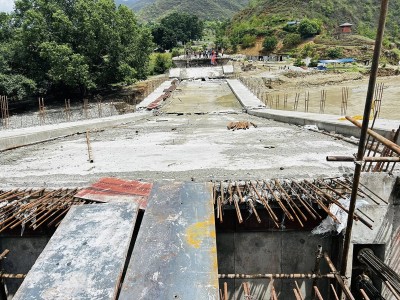 तामाकोशी नदीमा निर्माणाधीन पुलको स्पान भाँचियो