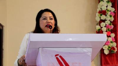 माधव नेपालविरुद्ध झाँक्रीको टिप्पणी- 'सिनो काँधमा बोकेर हिँड्न सकिँदैन, नेतृत्व फेरौं'