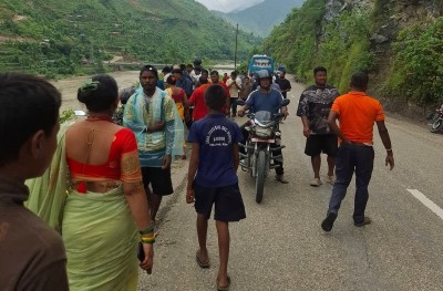 सुनकोशी नदीमा खस्यो कार