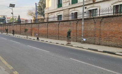 सिंहदरबार आसपास फुटपाथमा सर्वसाधारणलाई हिँड्न पनि रोक