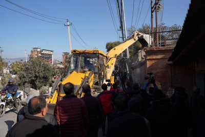 सार्वजनिक जग्गा अतिक्रमण गरी बनाइएका संरचनामा चलाइयो डोजर