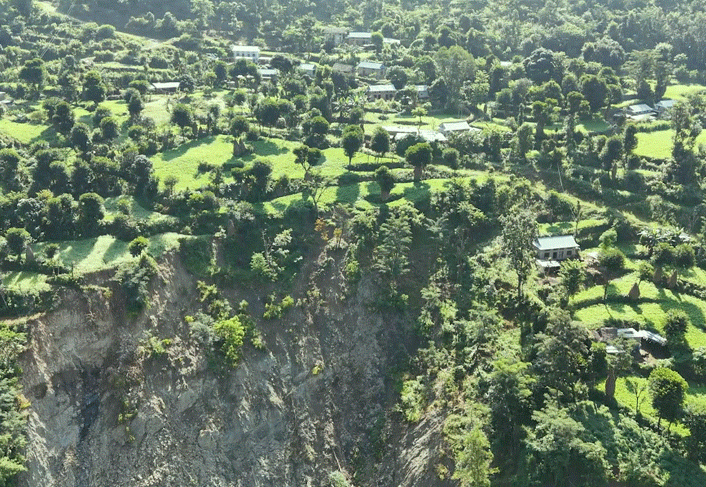 सुनापतिका ७७ परिवार पहिरोको जोखिममा