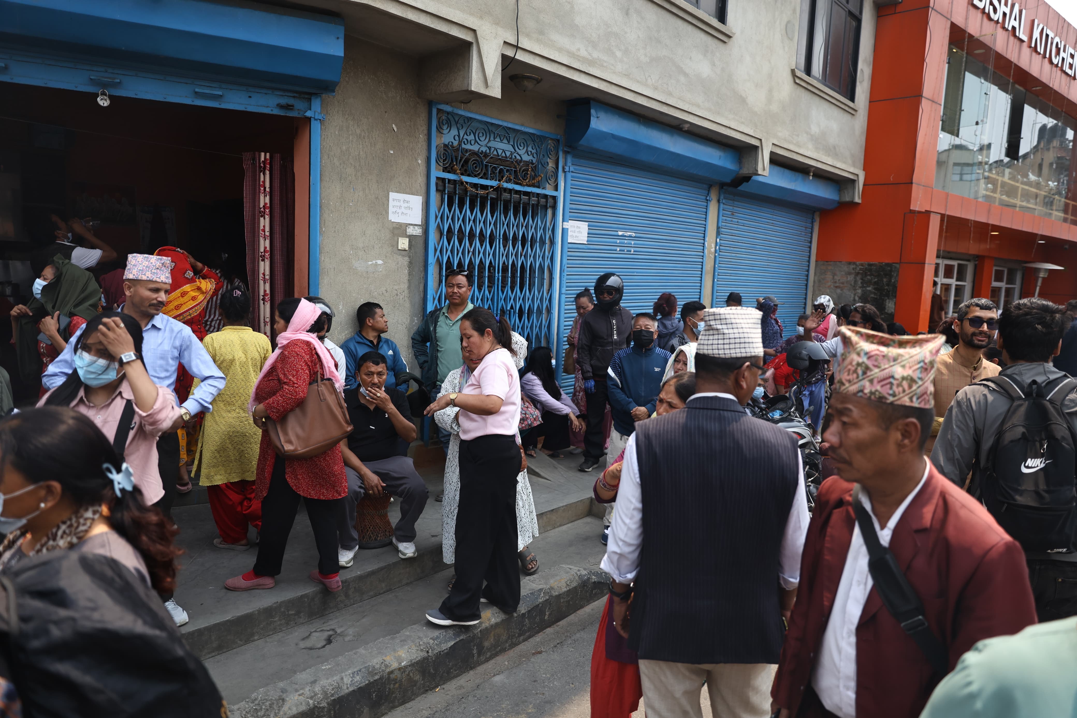 डोजर रोक्न माग गर्दै सुकुम्वासी रास्वपा कार्यालयमा